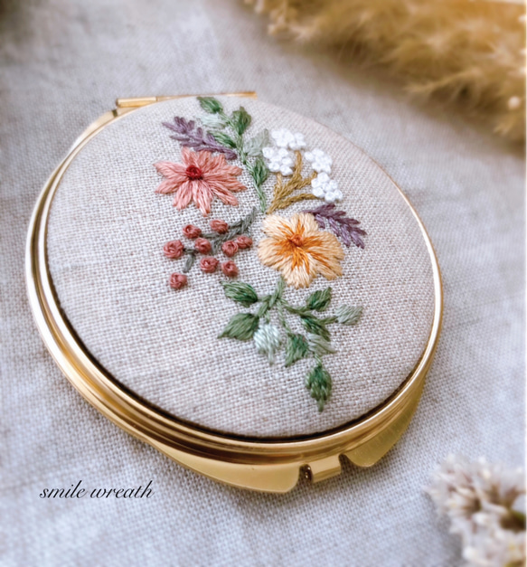 【お花刺繡のコンパクトミラー白】お誕生日プレゼントや大切な方への贈り物に。オイルパステルで描いた手作りのカード付き。 3枚目の画像