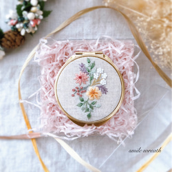 【お花刺繡のコンパクトミラー白】お誕生日プレゼントや大切な方への贈り物に。オイルパステルで描いた手作りのカード付き。 7枚目の画像