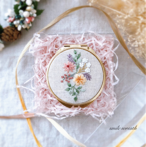 【お花刺繡のコンパクトミラー白】お誕生日プレゼントや大切な方への贈り物に。オイルパステルで描いた手作りのカード付き。 7枚目の画像