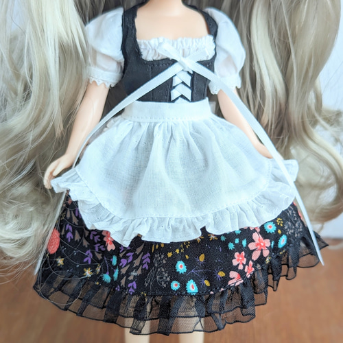 944【ブライス ワンピース】黒の花柄のディアンドル風ワンピース 