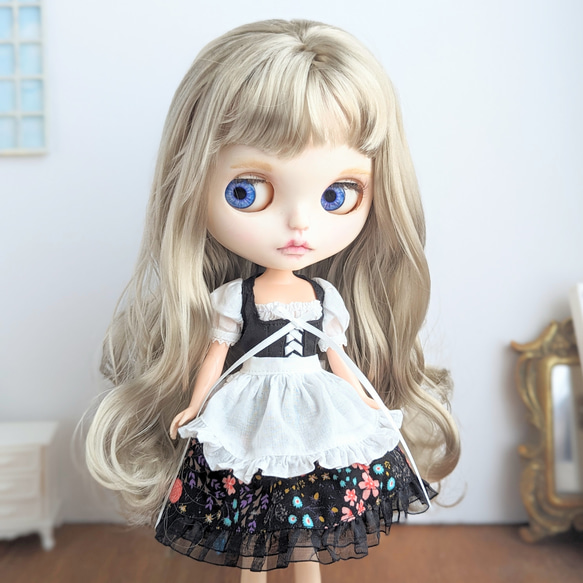 944【ブライス ワンピース】黒の花柄のディアンドル風ワンピース 
