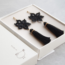 花の耳飾り ブラック【Yuj - Frau line】 *かぎ針編み ピアス K14GF タッセル ギフト 6枚目の画像