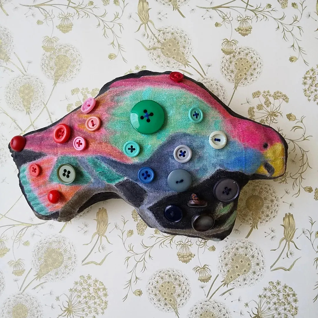 鳥のぬいぐるみ　ブラック＆レッドぬいぐるみ