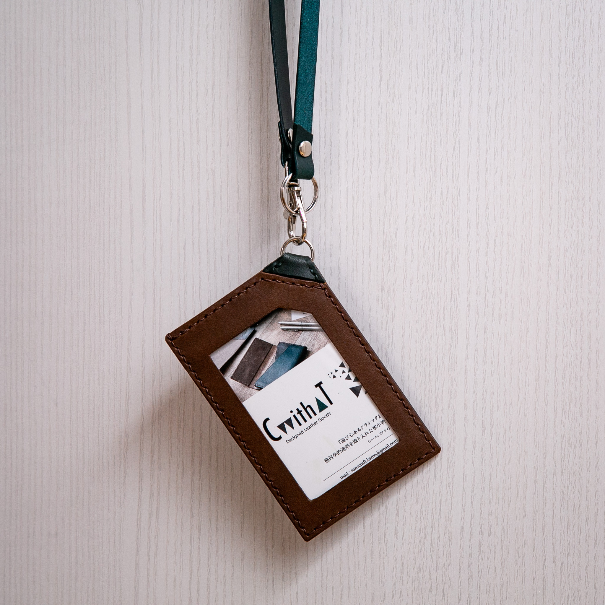 【ちょっと脱力系】斜め下げのパスケース／IDケース【ラフなビジネススタイルにも】