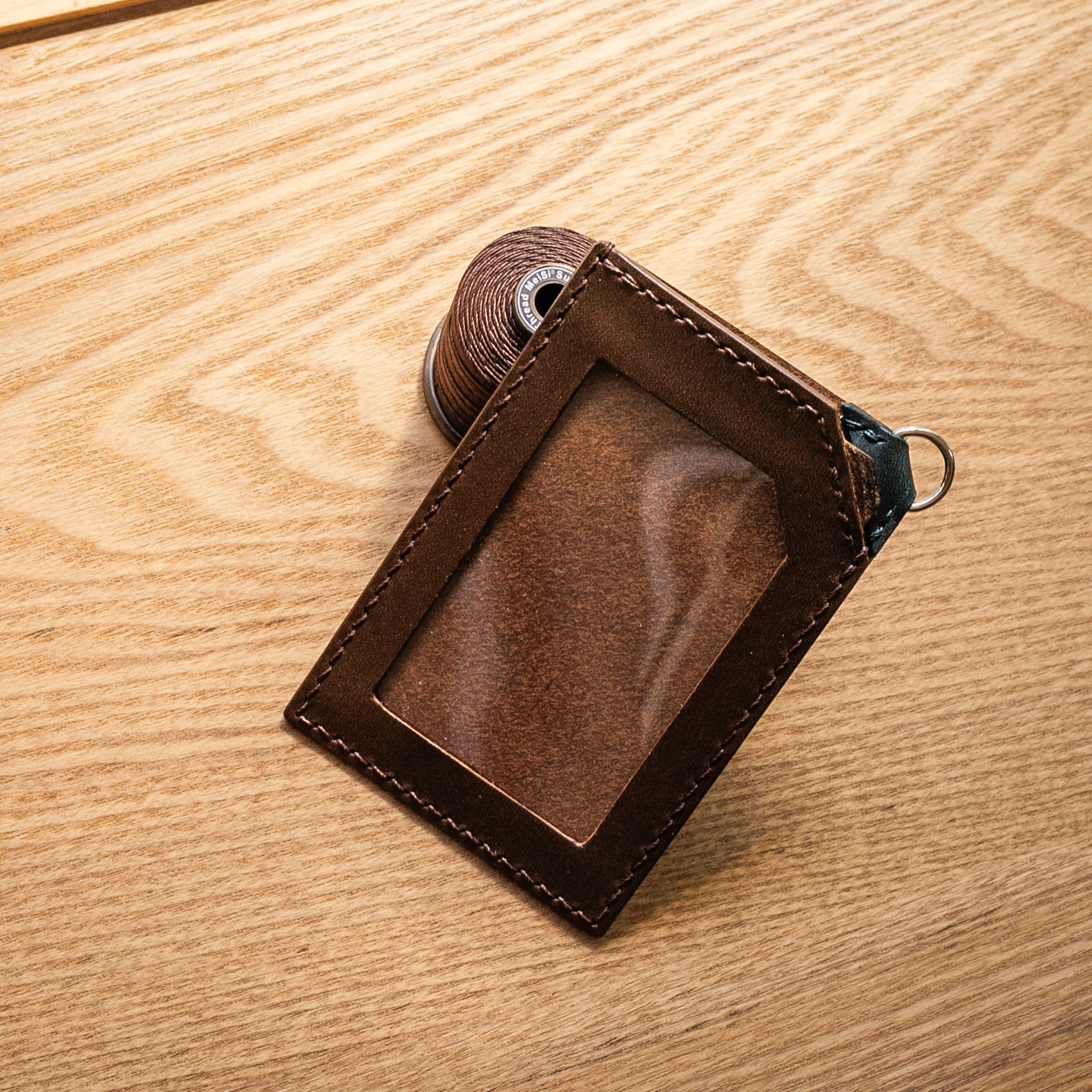 【ちょっと脱力系】斜め下げのパスケース／IDケース【ラフなビジネススタイルにも】