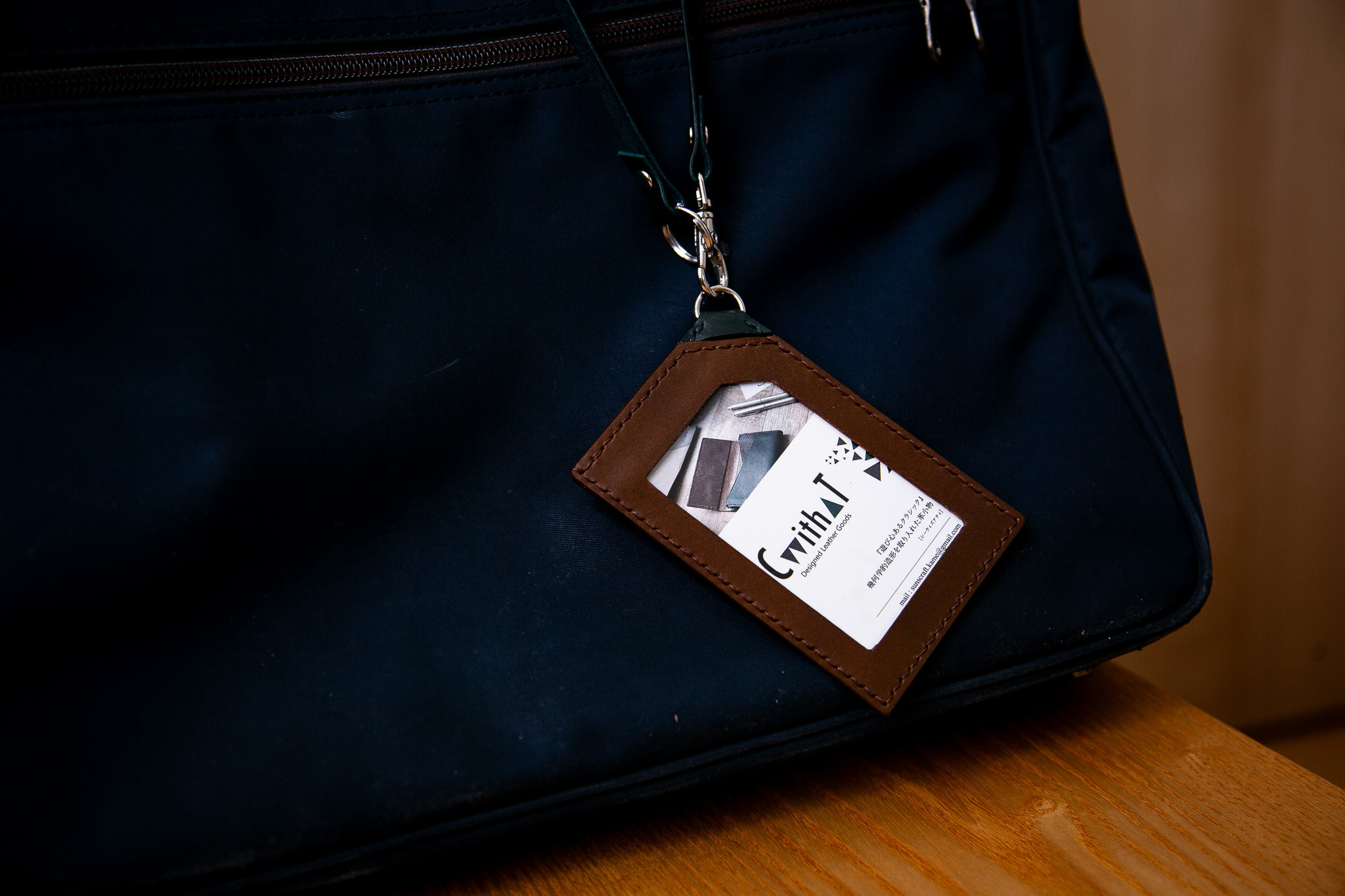 【ちょっと脱力系】斜め下げのパスケース／IDケース【ラフなビジネススタイルにも】