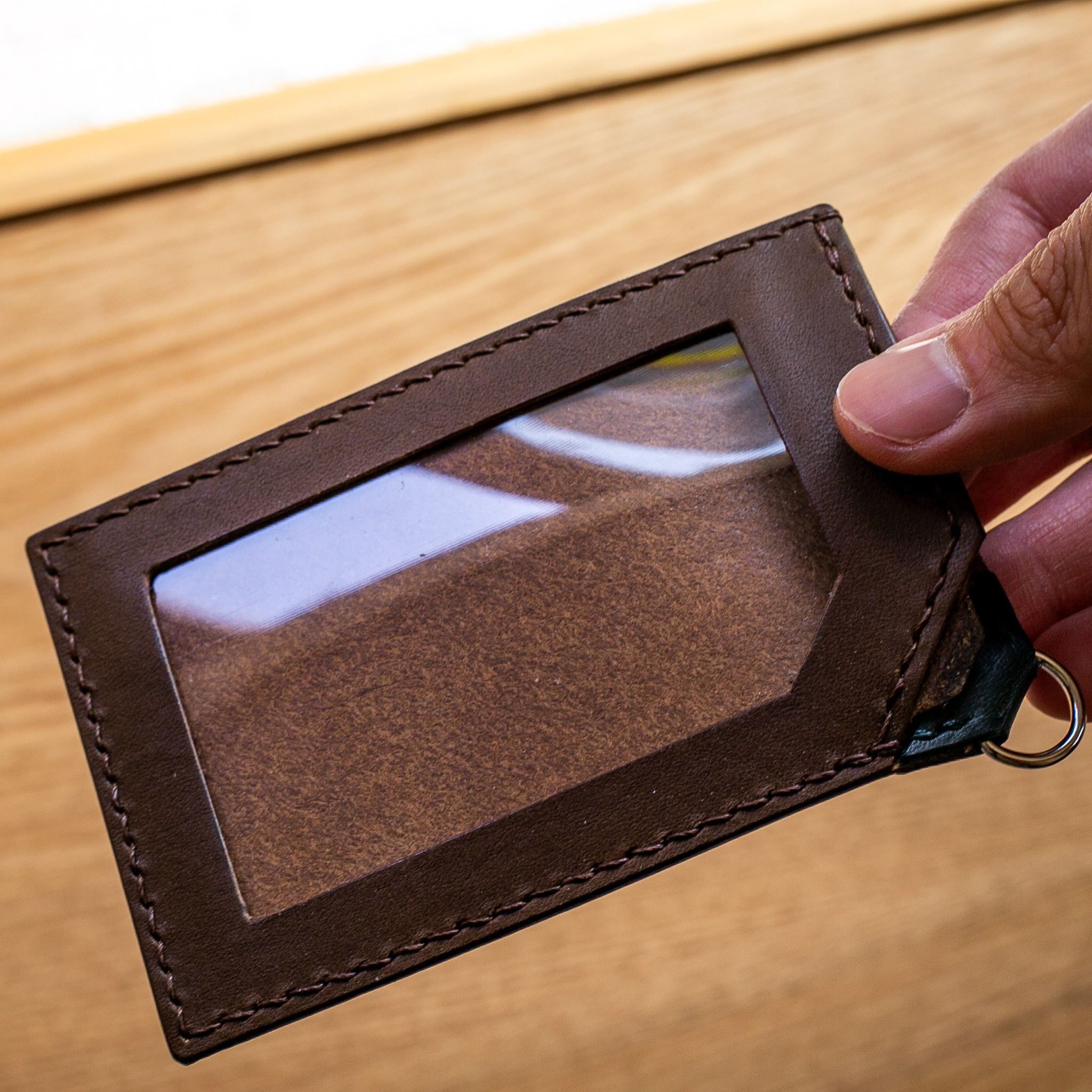 【ちょっと脱力系】斜め下げのパスケース／IDケース【ラフなビジネススタイルにも】