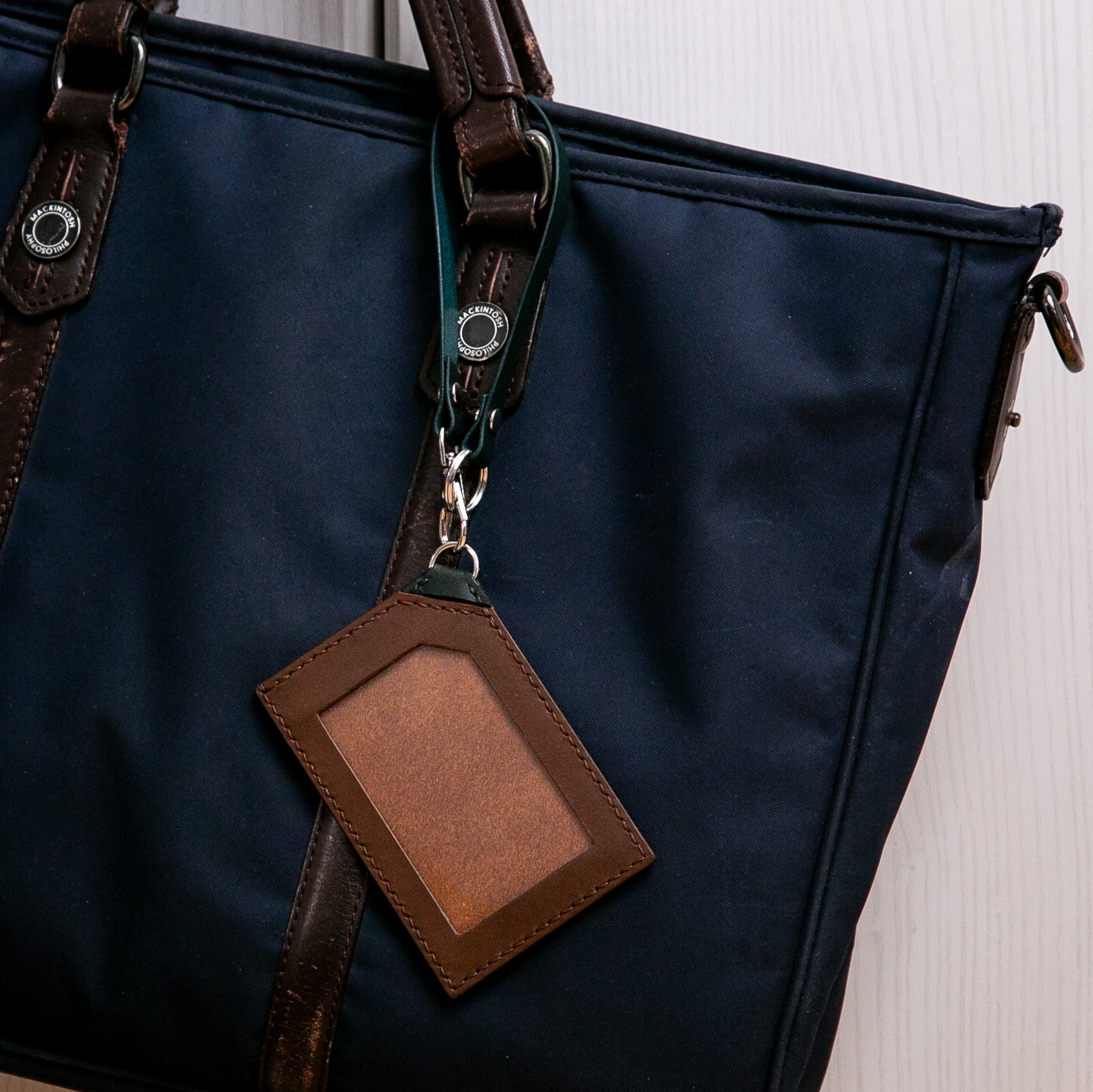 【ちょっと脱力系】斜め下げのパスケース／IDケース【ラフなビジネススタイルにも】