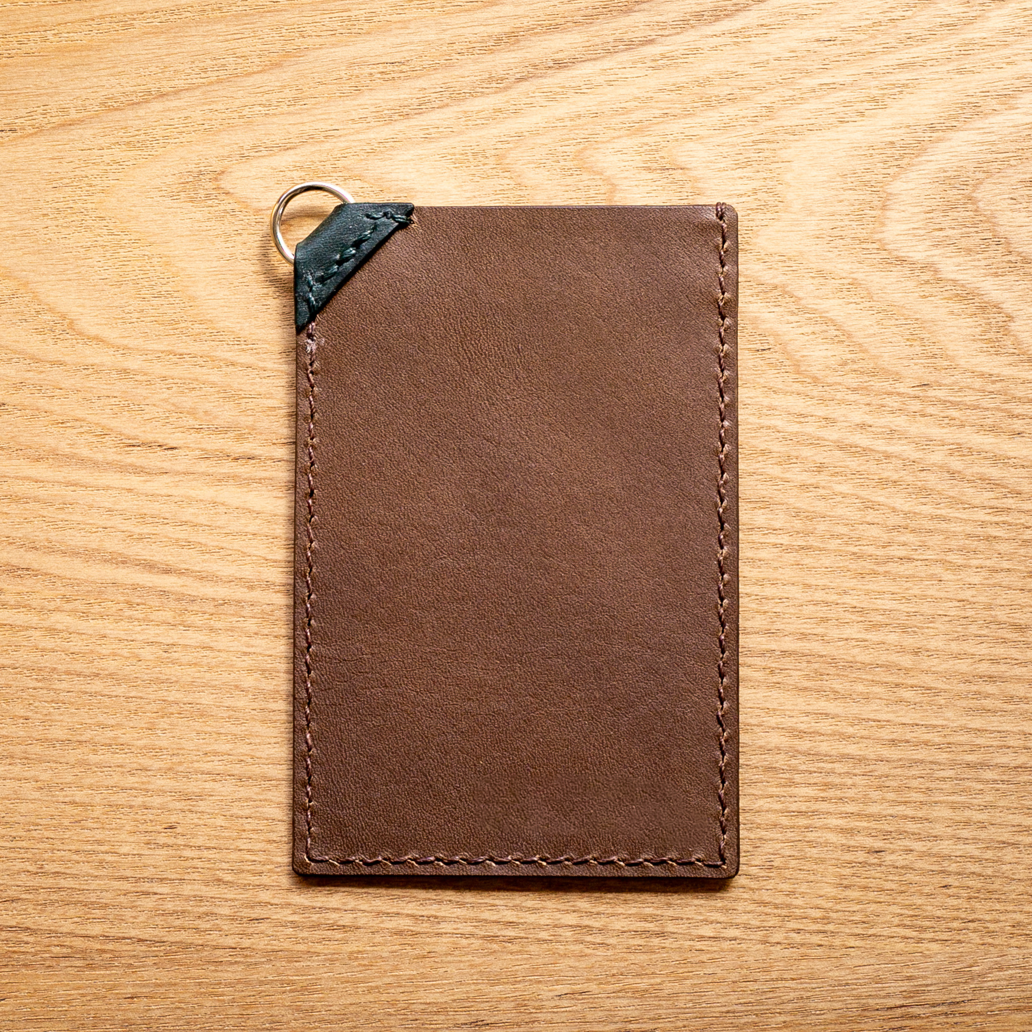 【ちょっと脱力系】斜め下げのパスケース／IDケース【ラフなビジネススタイルにも】