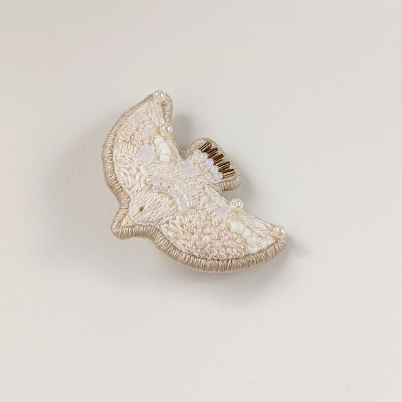 白い鳥の刺繍ブローチ 3枚目の画像