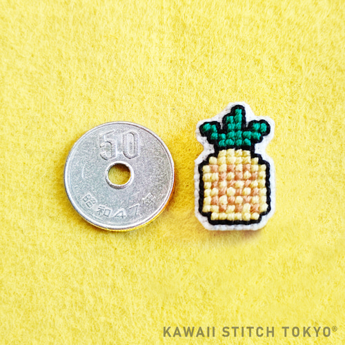 パイナップル【ブローチ】バッチ バッジ 夏 果物 フルーツ 刺繍
