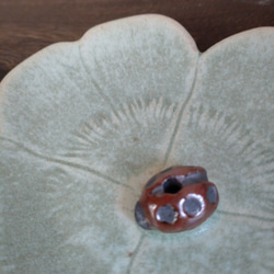 陶器のお香立て　「四つ葉のクローバーとてんとう虫」 4枚目の画像