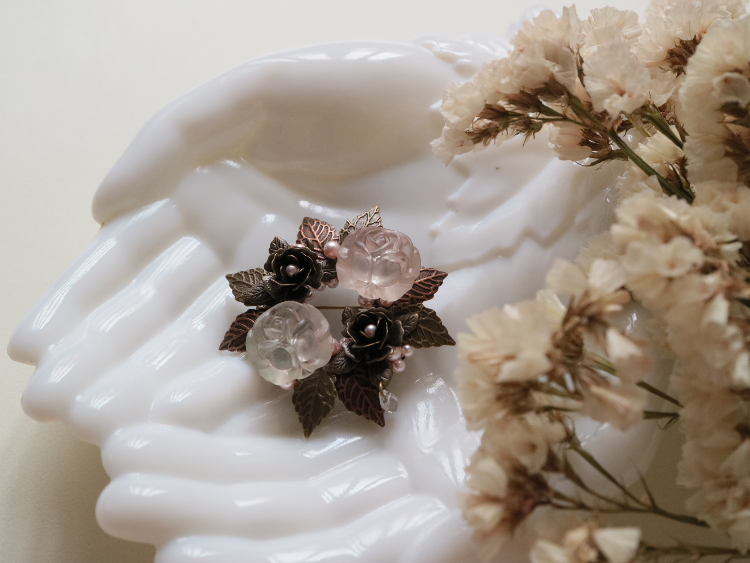 薔薇の琥珀糖＊ブローチ バラ ローズ スイーツモチーフ お菓子 オーストリアクリスタル パール ピンク 金古美 銅古美