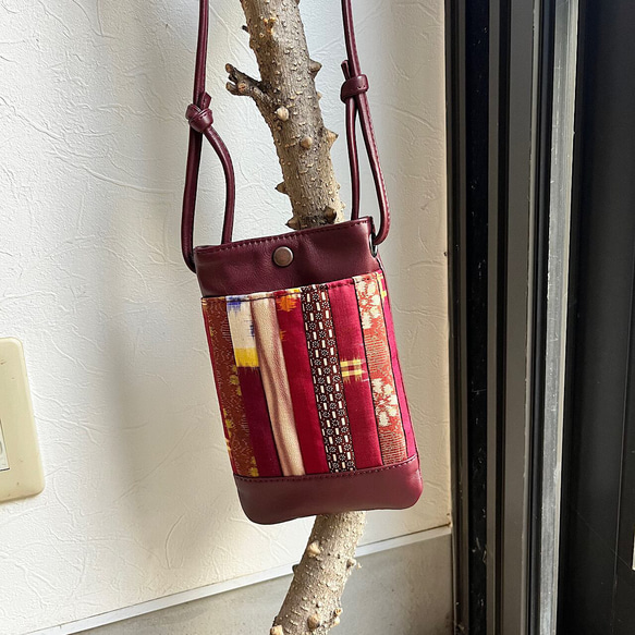 スマホポシェット（エンジの革＋着物生地の古布パッチワーク）No.01014  