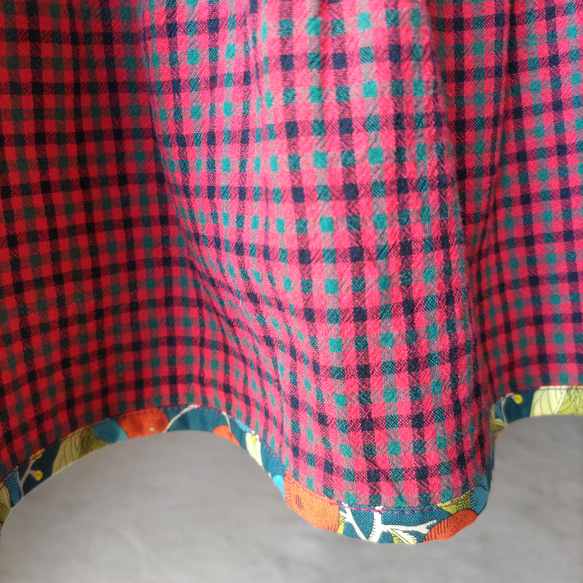 裾にリバティのふちどりがアクセント　赤のチェック柄　　ティアードスカート　春夏　秋冬 9枚目の画像