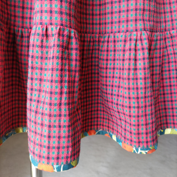 裾にリバティのふちどりがアクセント　赤のチェック柄　　ティアードスカート　春夏　秋冬 8枚目の画像