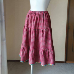 裾にリバティのふちどりがアクセント　赤のチェック柄　　ティアードスカート　春夏　秋冬 7枚目の画像