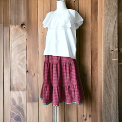 裾にリバティのふちどりがアクセント　赤のチェック柄　　ティアードスカート　春夏　秋冬 2枚目の画像