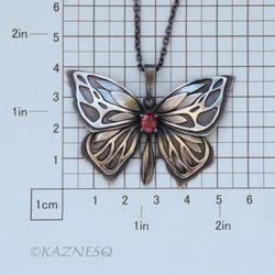 アールヌーボー風のいぶし銀とロードライトガーネットの蝶のペンダント 3枚目の画像