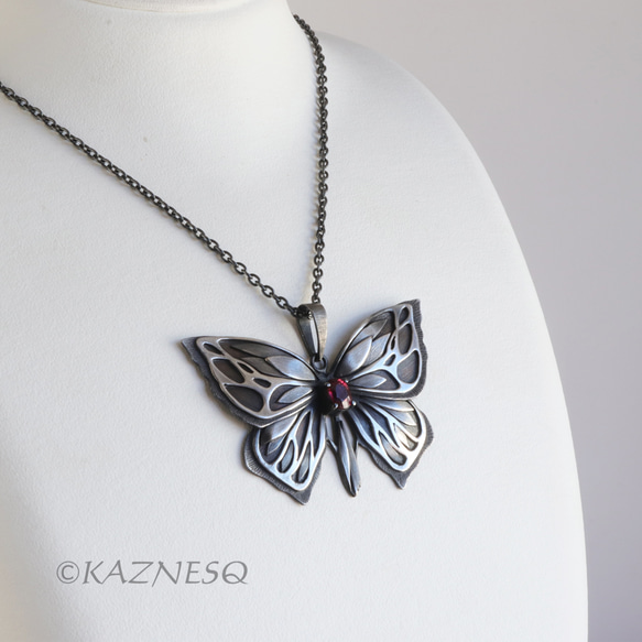 アールヌーボー風のいぶし銀とロードライトガーネットの蝶のペンダント 5枚目の画像