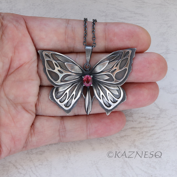 アールヌーボー風のいぶし銀とロードライトガーネットの蝶のペンダント 4枚目の画像