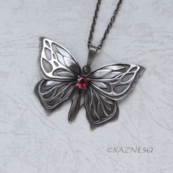 アールヌーボー風のいぶし銀とロードライトガーネットの蝶のペンダント 1枚目の画像