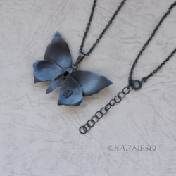 アールヌーボー風のいぶし銀とロードライトガーネットの蝶のペンダント 2枚目の画像