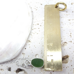 海辺の宝石 グリーンシーグラス(縦10㎜横7㎜）にシルバーを巻いたペンダント　SP-4 7枚目の画像