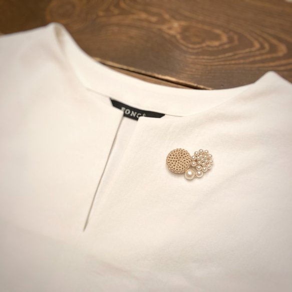 unique motif  シルキーパールとクロッシェのブローチ〈heart〉beige 3枚目の画像