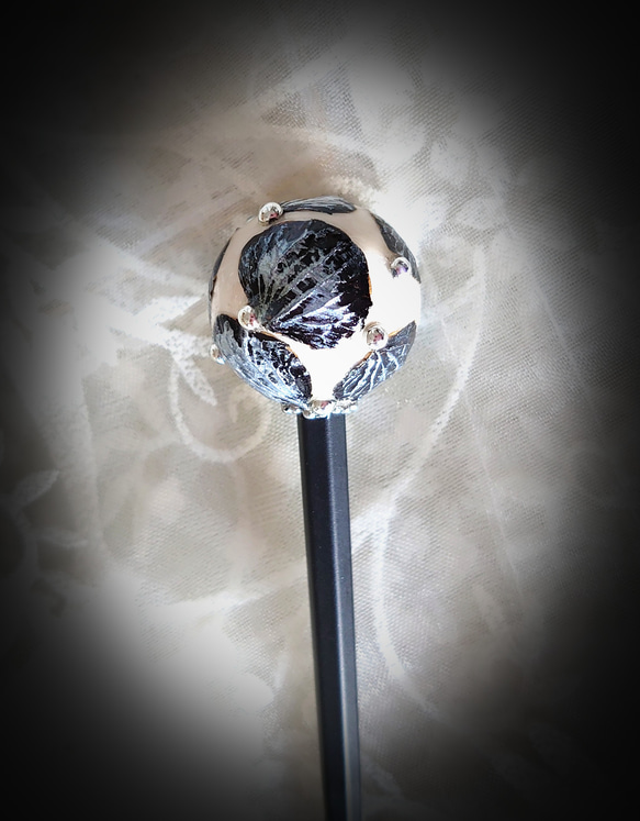 ドット柄風のブラックメタル紫陽花の玉かんざし【樹脂製箸タイプ】 3枚目の画像