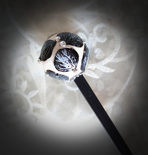ドット柄風のブラックメタル紫陽花の玉かんざし【樹脂製箸タイプ】 1枚目の画像