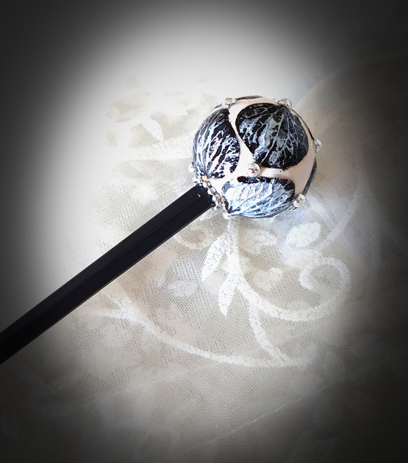 ドット柄風のブラックメタル紫陽花の玉かんざし【樹脂製箸タイプ】 2枚目の画像