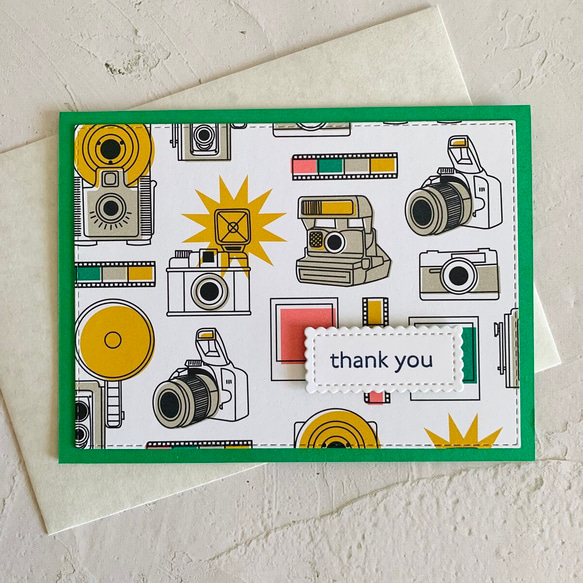 【お礼・お手紙】いろんなカメラがいっぱいの二つ折りメッセージカード 1枚目の画像