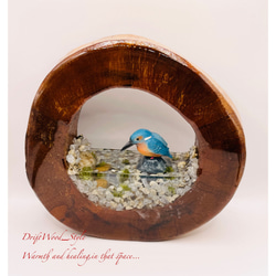 一つ限りの流木アート 水辺のカワセミ ジオラマ 流木 フィギュア 置物 動物 鳥 インテリア レジン 水辺 N15 2枚目の画像