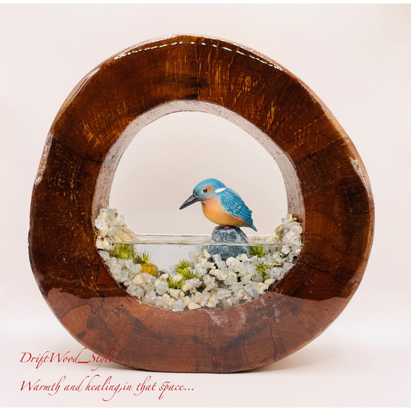 一つ限りの流木アート 水辺のカワセミ ジオラマ 流木 フィギュア 置物 動物 鳥 インテリア レジン 水辺 N15 1枚目の画像