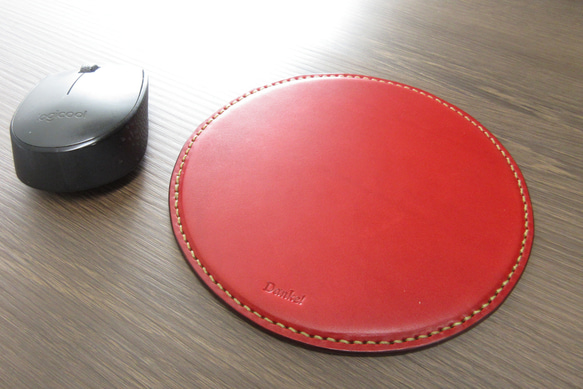 『ワケあり』【イタリアンレザー使用】マウスパッド丸型　赤/ベージュ糸 4枚目の画像