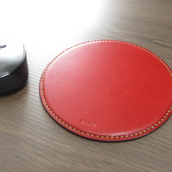 『ワケあり』【イタリアンレザー使用】マウスパッド丸型　赤/ベージュ糸 3枚目の画像