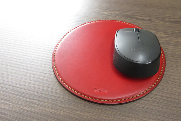 『ワケあり』【イタリアンレザー使用】マウスパッド丸型　赤/ベージュ糸 2枚目の画像