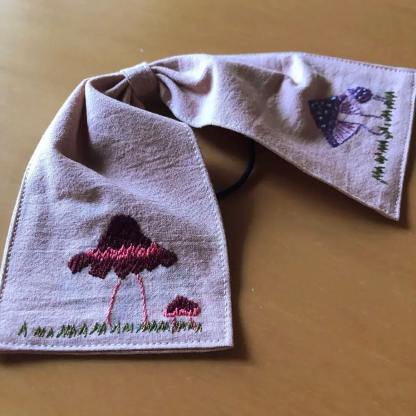 不思議なキノコの刺繍リボンヘアゴム　サーモンピンク 2枚目の画像