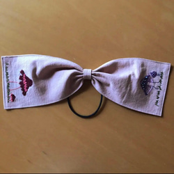 不思議なキノコの刺繍リボンヘアゴム　サーモンピンク 3枚目の画像
