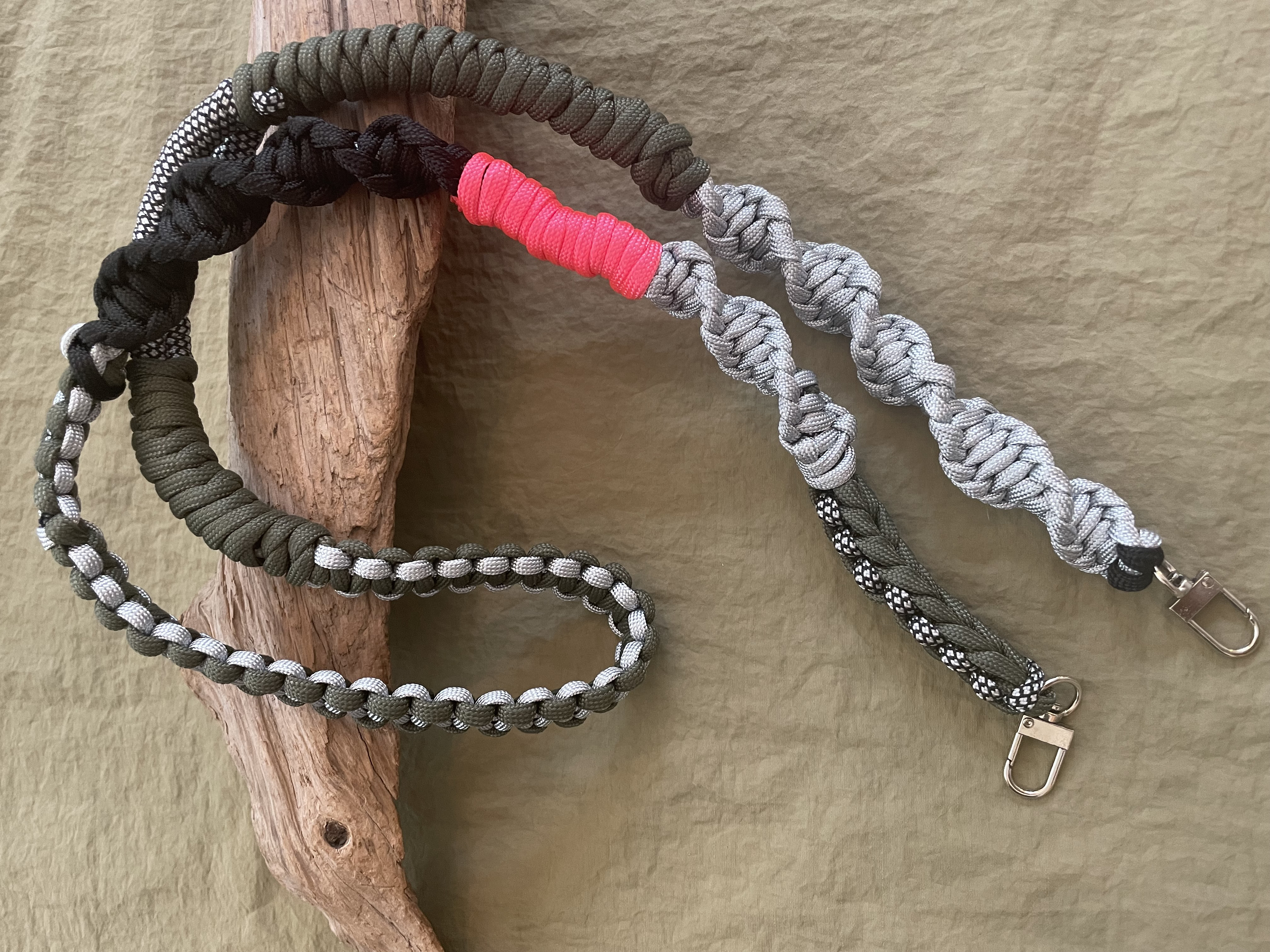 パラコードのストラップ　monotone×neon pink