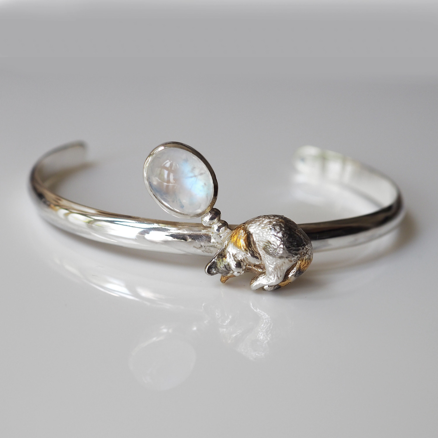 眠り三毛猫とレインボームーンストーンバングル