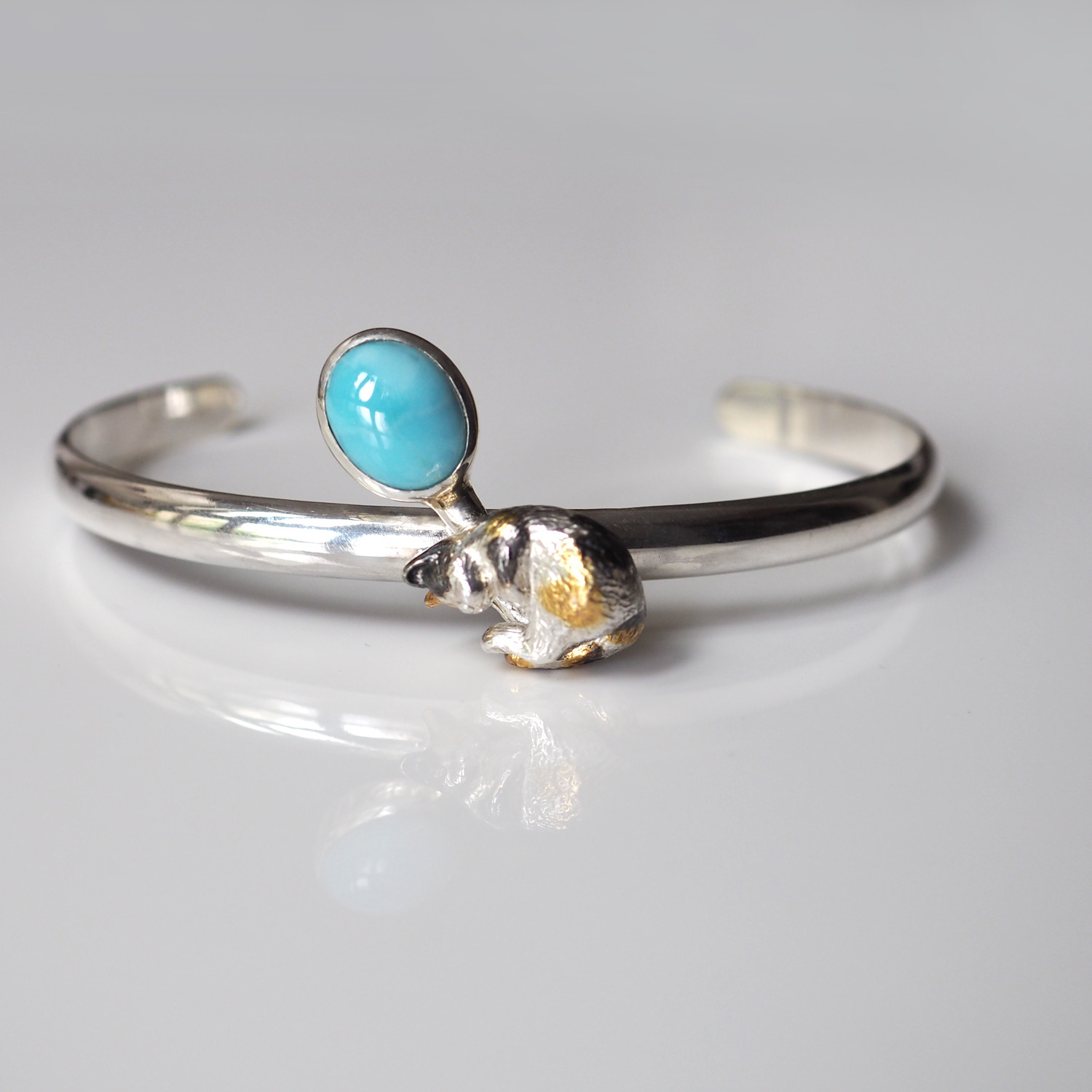 眠り三毛猫とラリマーバングル