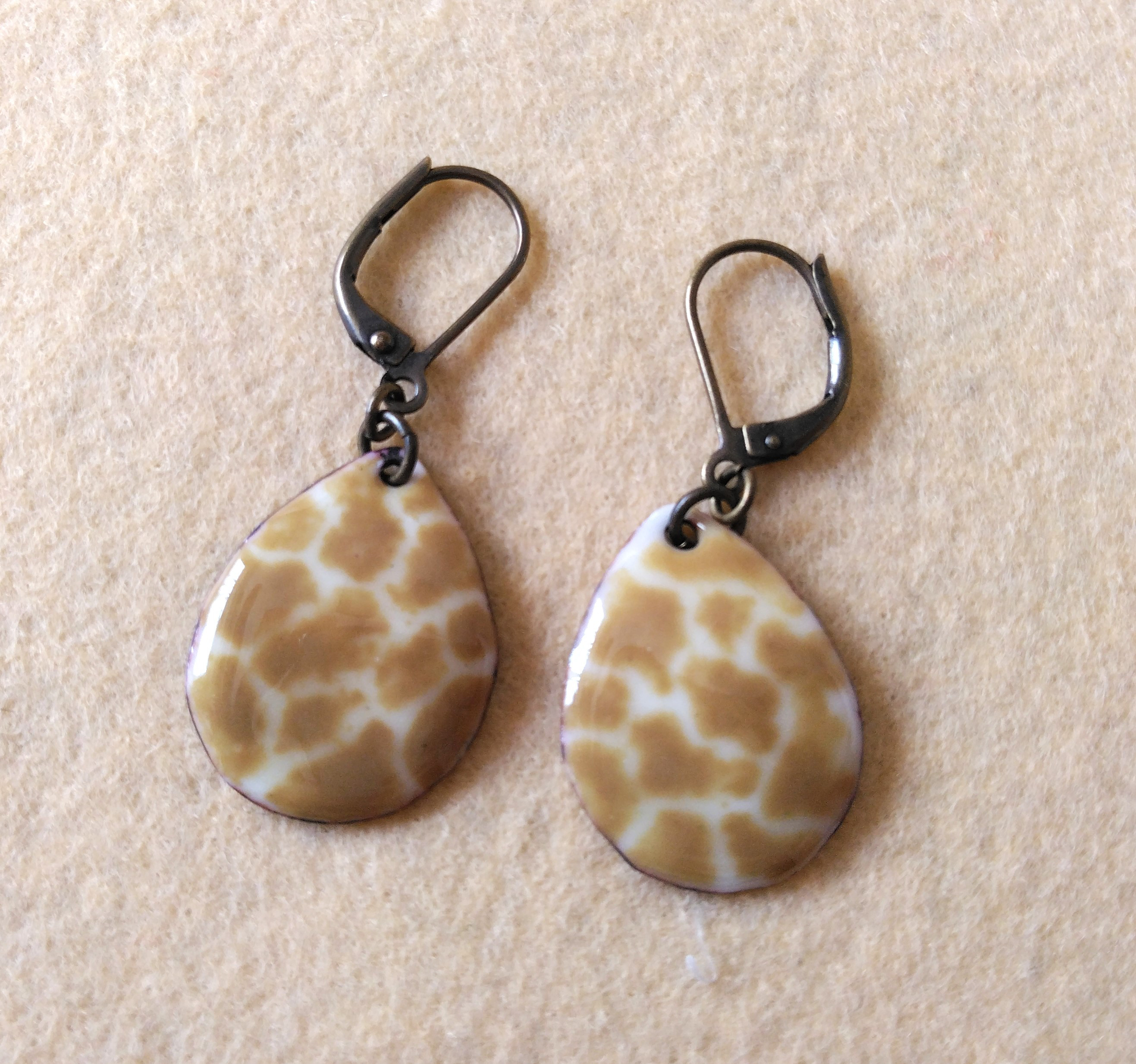 雫型キリン柄ピアス