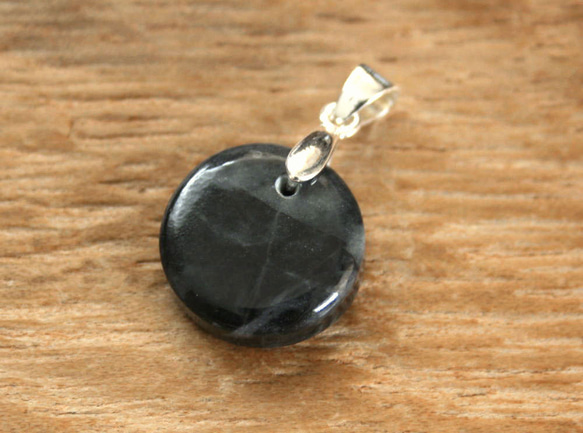 糸魚川黒翡翠ペンダント P01600 清山 作 15mm*15mm*5mm 糸魚川 黒