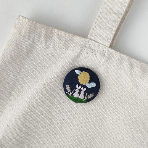 お月見うさぎ刺繍ブローチ 秋 ブローチ かなちゃん手刺繍工房