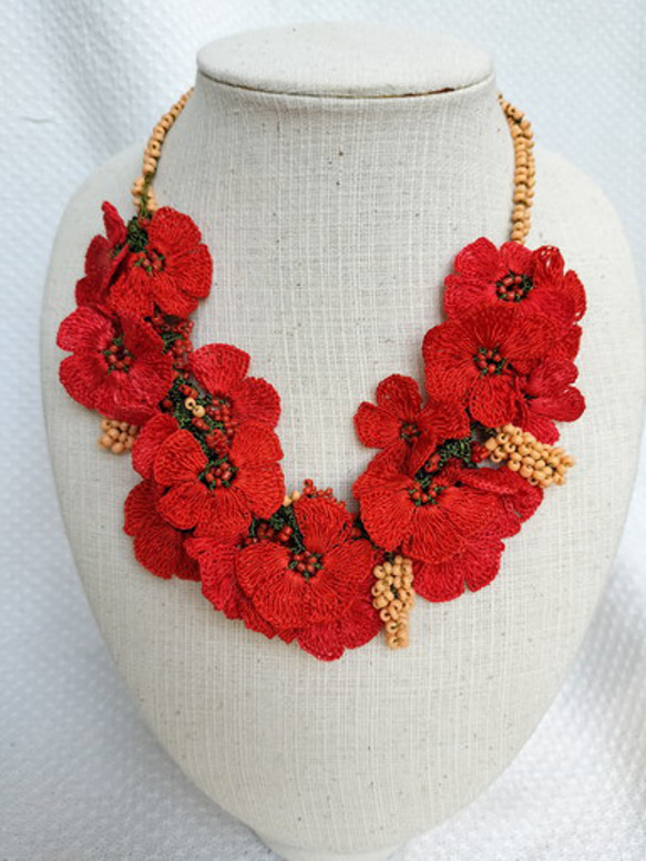 お花のチョーカー　oya刺繍　情熱の赤で華やかに　チョーカー81 1枚目の画像
