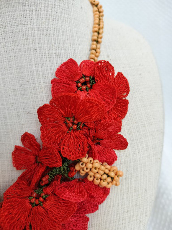 お花のチョーカー　oya刺繍　情熱の赤で華やかに　チョーカー81 2枚目の画像