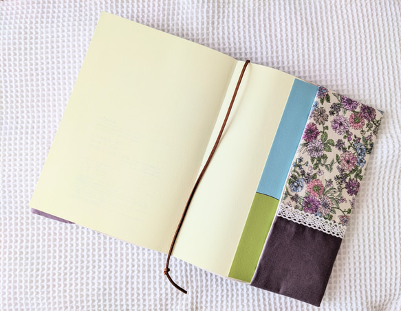 A5サイズ　紫花柄×スモーキーパープル　ブックカバー 2枚目の画像