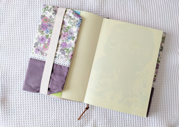 A5サイズ　紫花柄×スモーキーパープル　ブックカバー 3枚目の画像